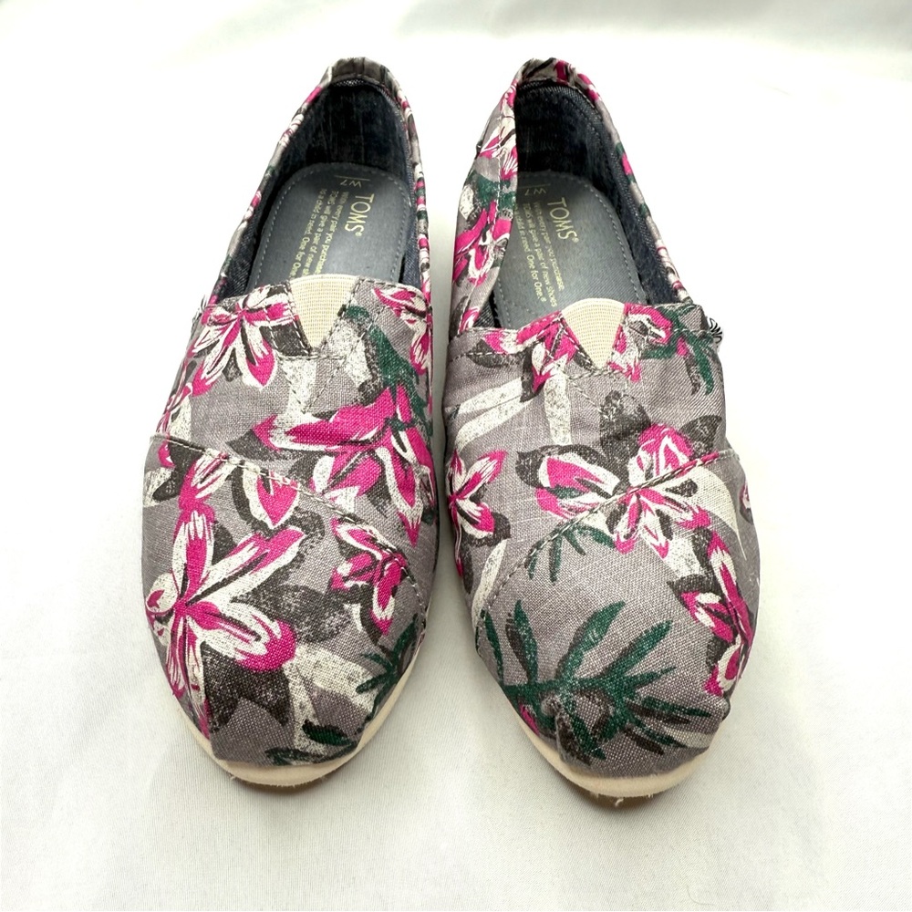 Toms women’s shoes size W7, perfect for spring, new never worn